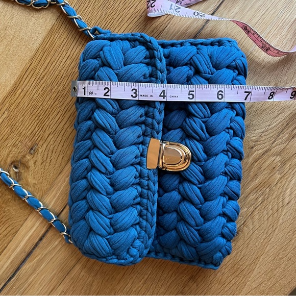 NEW Handmade Crochet Crossbody Handbag with Gold Chain - Picture 5 of 8